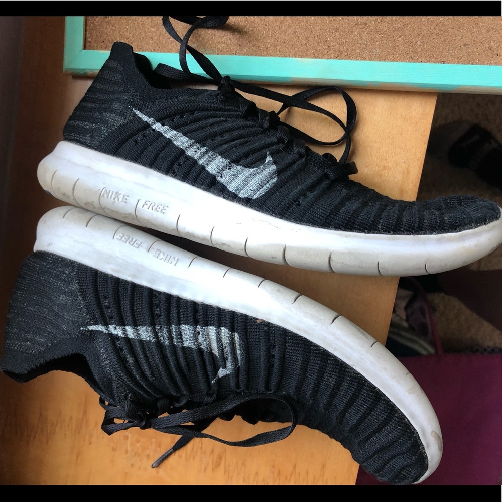 W’s Nike fly knit sneakers